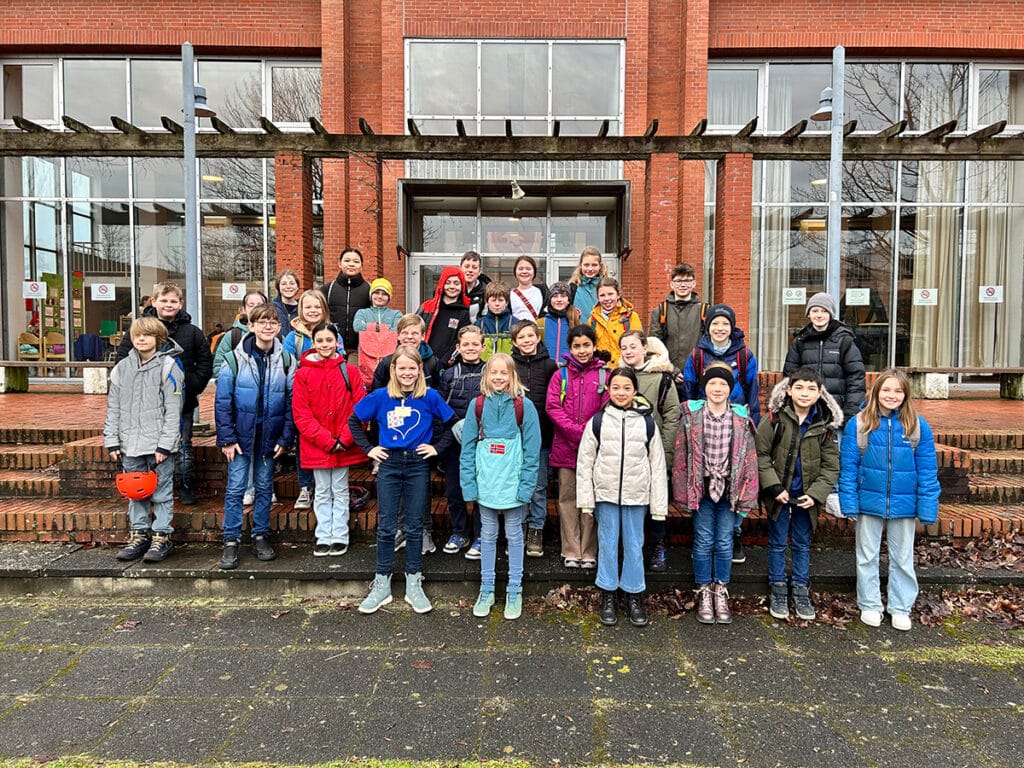 Jugend-forscht-5a-mit-Anouk-in-der-Mitte