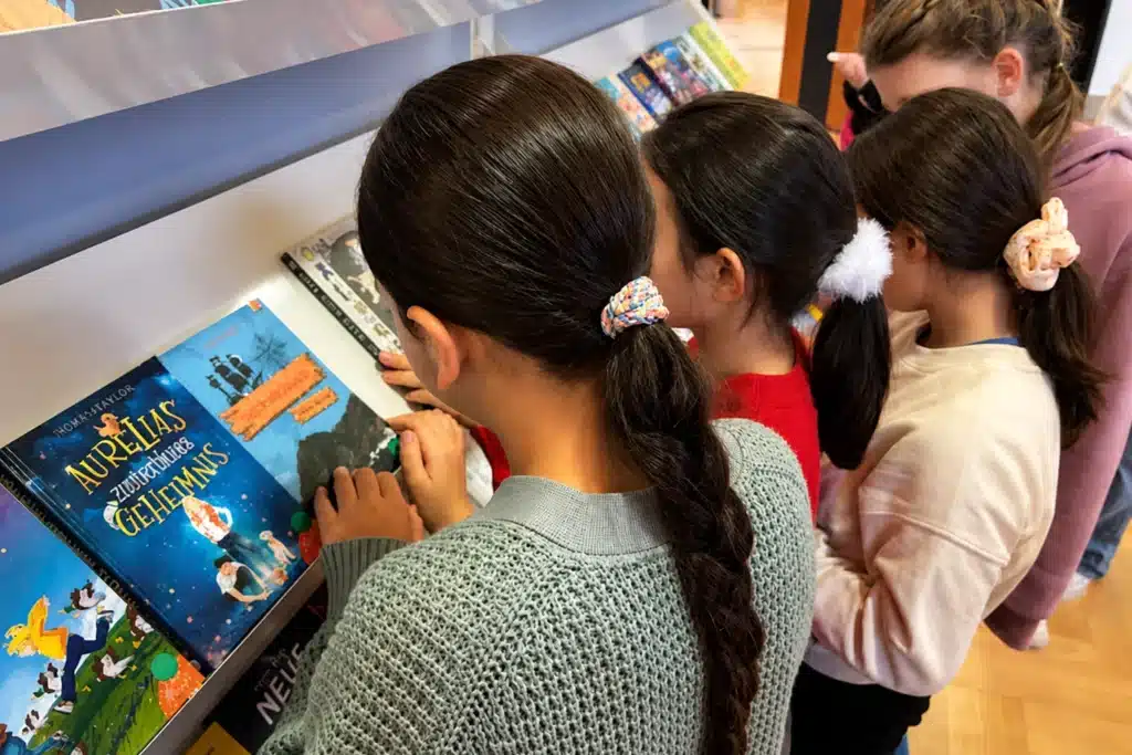 Ausflug Oldenburg - Kinder lesen Bücher